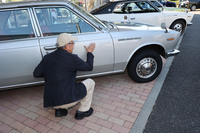 澁谷さんいわく「こんな感じで、太田さんが鋭い目でクレイモデルのラインや面をチェックしていたんですよ」。