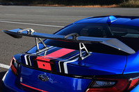 リア側のダウンフォースを増大させ、高速走行時の安定性を高めるドライカーボンリアスポイラー。支柱にはレーシングカー「SUBARU BRZ GT300」にも用いているスワンネック型のステーを採用。2段階の角度調節機能も備わっている。