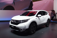 「CR-Vハイブリッド」のプロトタイプ。ホンダのブースにはこのほかにも、「シビック ハッチバック」のディーゼルモデルなどが展示されている。