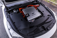 初代「ミライ」はFCスタックを車体中央に配置していたが、新型ではフロントボンネット下に移設。駆動用モーターは最高出力182PS、最大トルク300N・mを発生する。