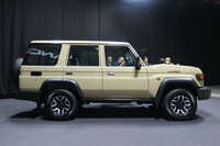 最新型「ランドクルーザー“70”」のサイドビュー。「1GD-FTV」型ディーゼルエンジンの搭載と衝突時の歩行者保護のために、従来型に対してボンネットの厚みが増している。