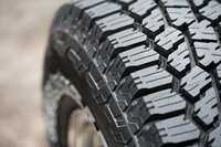 シングルピッチのショルダーブロックは、パターンノイズの悪化を抑えるためのもの。快適性も重視した製品となっているのだ。