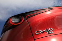 豊富なバリエーションも「CX-30」の魅力のひとつ。エンジンは全3種類で、そのすべてにFF車と4WD車を設定。2種類のガソリンエンジン搭載車には、AT仕様に加えMT仕様も用意される。