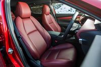 シートは座る人の骨盤をしっかりと立て、脊柱のS字カーブを維持できるよう各部を設計。長時間のドライブでも乗員が疲れないよう注意が払われている。