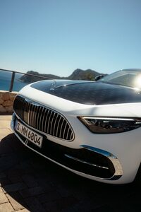 専用デザインの上下のグリルが目を引くフロントまわり。ヘッドランプにもローズゴールドのアクセントが加えられている。