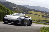 「911ターボSカブリオレ」の国内価格は、クーペモデルよりも288万円高の3180万円。現行型「911」シリーズの中で、最も高価なプライスタグを付ける。