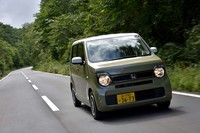 箱型ながら、空力性能が自慢の「N-WGN」。風洞実験の結果、特に床下の空気の流れを改善。高速走行時や横風を受けた際の安定性が高められた。