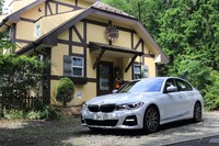 1975年の誕生から数えて7代目となる現行「3シリーズ」は、2019年3月9日に日本での販売を開始。「320d」は、同年5月24日に追加導入が発表された。