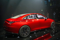 「メルセデス・ベンツ・コンセプトCLAクラス」のリアビュー。メルセデス・ベンツは、「MMA」採用車全体におけるバリューチェーンのCO2排出量を、以前のアーキテクチャーと比較して40%以上削減すると宣言している。