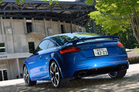 日本国内では2017年3月末にデビューした新型「アウディTT RSクーペ」。オープン仕様の「TT RSロードスター」もラインナップされる。