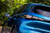 「308 GTハイブリッド」のリアビュー。リアコンビランプは横基調の薄型デザインで、ライオンのかぎ爪をイメージしたという3本のラインが浮かび上がるように点灯する。