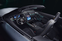 F1マシンのカラーリングを採用した限定車「メルセデスAMG SL63 4MATIC+ Motorsport Collectors Edition」発売の画像