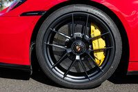 「GTS」シリーズのタイヤサイズは前が245/35ZR20、後ろが315/30ZR21。試乗車にはグッドイヤーの高性能スポーツタイヤ「イーグルF1スーパースポーツR」が装着されていた。