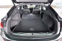 後席の背もたれを倒し、荷室容量を最大化した状態。シートの背もたれ部分には若干の傾斜が残る。