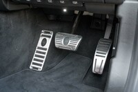 ペダルレイアウトはご覧のとおり。ブレーキとフットレストはトライデントエンブレム入りだ。