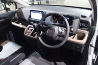 水平基調でノイズレスな視界を確保したと紹介される「フリード」のインストゥルメントパネル。汚れがつきにくくなる防汚処理が施された「好感触センターパネル」や、キズが目立ちにくいシボ加工のインパネトレーなどの採用も特徴だ。