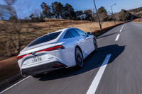 今回の試乗における、水素価格(1kg=1210円・税込み)から算出した1kmあたりの走行コストは17円(税込み)。現状ではハイオクガソリンを使用するEセグスポーツモデルと同程度の燃料コストといえそうだ。