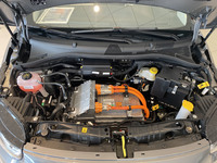 インバーターが中央に鎮座するモータールームをのぞく。最高出力は87kW(約118PS)、最大トルクは220N・m。