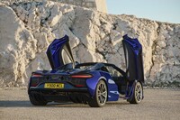 オープントップモデルでありながら上に開くディヘドラルドアを採用。マクラーレンの他のラインナップよりもドアオープン時のサイドへの張り出しが小さいのも特徴のひとつ。