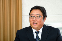 <竹尾久幸さんプロフィール>
2001年入社。2004年に車体設計部の配属となり、艤装(ぎそう)設計の担当として4代目「ワゴンR」などの開発に携わった。2013年に内装設計部に移ると、初代「スペーシア」などのドアトリム、インド生産の3代目「スイフト」の内装トリム全般を担当。2018年よりプラットフォーム設計部でシート設計に従事し、新型スペーシアではシート全般と「マルチユースフラップ」の構想、設計、品質のつくり込みを担当した。