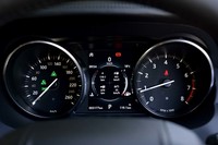 センターに液晶スクリーンを備えた2眼式のメーターパネル。従来6400rpmからだったエンジン回転計のレッドゾーンが、6800rpmからに変更されている。