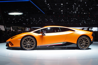 鍛造アルミホイールのサイズは20インチ。前:6ピストン、後ろ:4ピストンのブレーキキャリパーに、カーボンセラミックのブレーキディスクが組み合わされる。