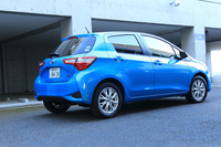 テスト車「ヴィッツ ハイブリッドU」のサイドビュー。写真の15インチアルミホイールはオプションで、非装着車は14インチのスチールホイール+樹脂キャップとなる。