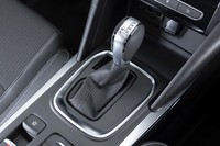 トランスミッションは7段のデュアルクラッチ式AT。本革仕立てのシフトノブはクロームのアクセントで飾られる。