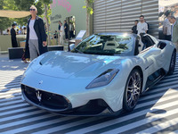 紳士モード見本市「ピッティ・イマージネ・ウオモ」の会場に現れた「マセラティMC20チェロ」。2022年6月、フィレンツェで。