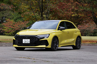 2025年2月に国内導入が発表された「アウディRS 3」のマイナーチェンジモデル。5ドアハッチバックの「スポーツバック」と4ドアの「セダン」をラインナップしている。車両本体価格は同年9月に改定され、今回試乗した前者が933万円、後者が952万円に、いずれも27万円値上げされた。