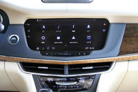 インフォテインメントシステムのトップ画面にもナビ機能を呼び出すボタンが追加され、「ホームボタンを長押ししてナビを呼び出す」などの変則的な操作は必要なくなった。