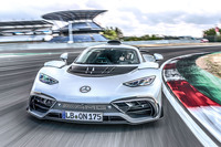 強力なダウンフォースがアスファルトに「ONE」をベッタリと押しつける。コーナリング時に感じる横Gはまさにレーシングカーのそれだ。