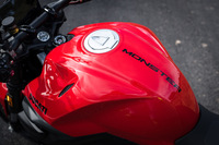 14リッターの容量を持つ燃料タンクは、フロントエアインテークを導入するために設計を刷新。カラーリングは「ドゥカティレッド」「アイスバーグホワイト」の2種類が用意される。