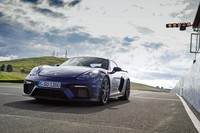 「718ケイマンGT4」(写真)、「718スパイダー」ともに、4リッターの水平対向6気筒エンジンを搭載。最高出力は先代比で35ps(718ケイマンGT4)と45ps(718スパイダー)高められている。