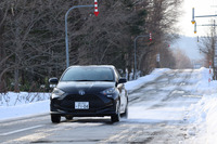 185/60R15サイズの「ブリザックWZ-1」が装着された「トヨタ・ヤリス」。いったん溶けた雪が、再凍結しガリガリの状態になった路面でも十分なグリップ力を確認できた。