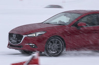 4WDの「アクセラスポーツ」とFFの「デミオ」、FRの「ロードスター」を使用した、パイロンコースでの周回テストも行われ、駆動方式による躍度の発生の仕方の違いを確認する。