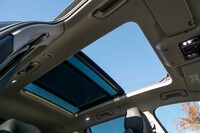 開放的な電動パノラマスライディングルーフは、Harman/Kardonのプレミアムサウンドシステムとセットで、「ラグジュアリーパッケージ」としてオプション設定。ただし、「eHybrid」では電動パノラマスライディングルーフ単体で用意される。要は、eHybridではプレミアムサウンドシステムは選べないので注意が必要だ。