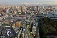 カレッタ汐留のスカイレストラン階から。朝日新聞社の向こうの築地市場は、跡形もなく消えていた。