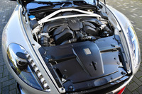 5935ccの自然吸気V12エンジンは588psと630Nmを生み出す。