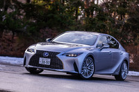 「Agile(俊敏)& Provocative(挑発的)」をコンセプトにデザインされたという最新型「IS」のエクステリア。今回の試乗車は「ソニックイリジウム」と名づけられたボディーカラーをまとっていた。