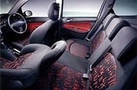 「XS」のインテリア。ボディ色によって、赤、あるいはグレーの装飾となる。シート生地はファブリック、メーターパネルはブラック