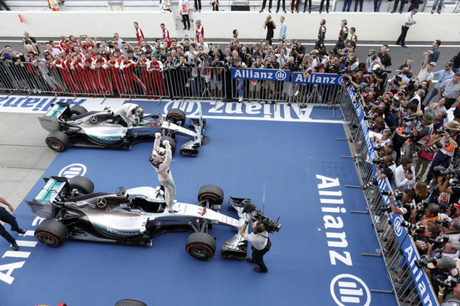 2年連続で日本GPを制したメルセデスのルイス・ハミルトン(写真手前)。チームメイトのニコ・ロズベルグ(その奥)が2位に入り、メルセデスは今季8度目の1-2フィニッシュを達成した。(Photo=Mercedes)