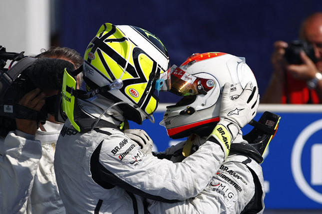5月末のモナコGP以来となる1-2フィニッシュを達成したブラウンGP。ウィナーのルーベンス・バリケロ(写真右)にとっては3度目のイタリアGP優勝となる。バリケロは、ポイントリーダーで今回2位に終わったチームメイト、ジェンソン・バトン(同左)とのポイント差を縮め、ギャップは14点に。残り4戦、タイトル争いはこの2人に絞られつつある。(写真=Brawn GP)