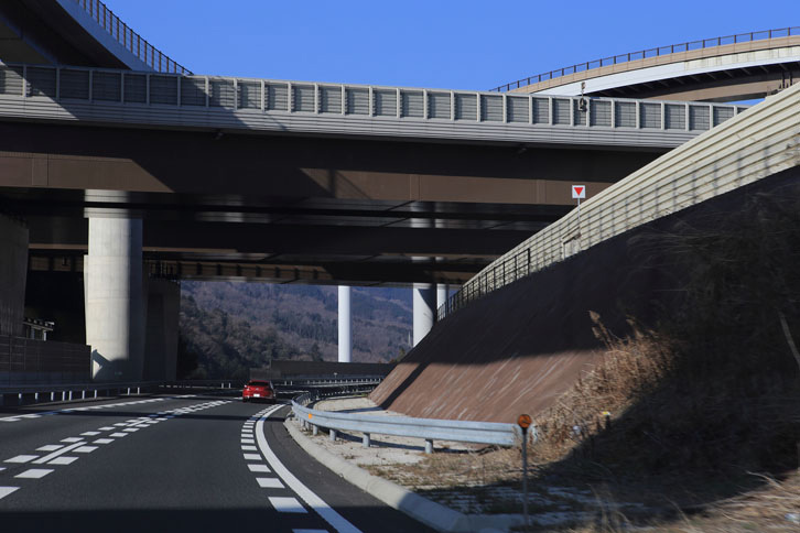 高速道路といっても延々と直線が続いている訳ではない。こうした高速コーナーをスムーズに抜けるためには、正確かつ誰にでも扱いやすいハンドリング特性がタイヤに求められる。