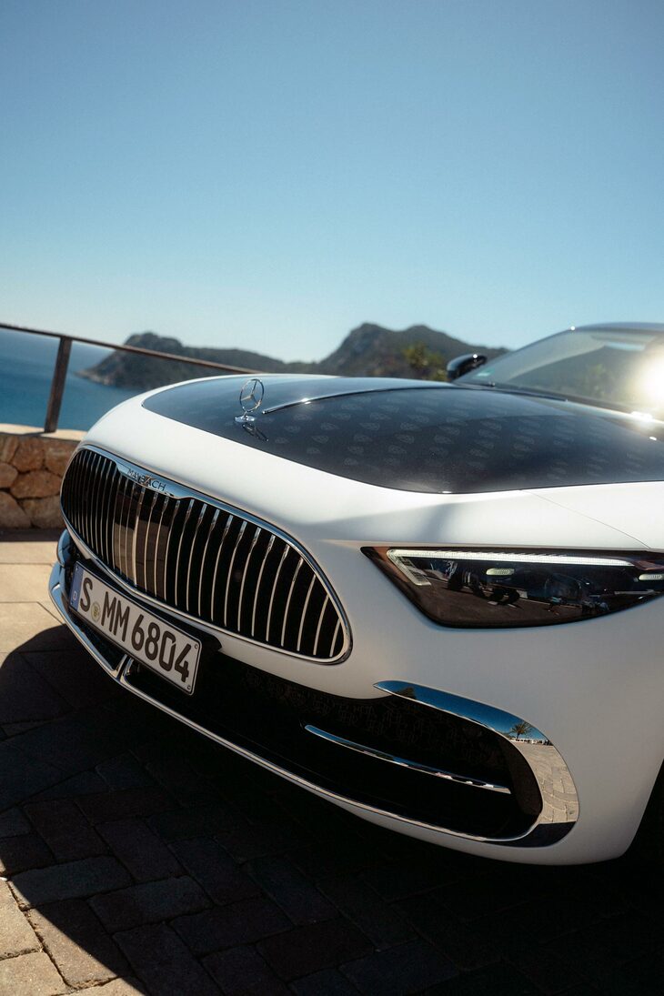 専用デザインの上下のグリルが目を引くフロントまわり。ヘッドランプにもローズゴールドのアクセントが加えられている。