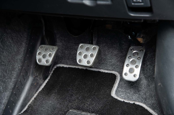 6段MTモデルにはアルミペダルが標準装備で、レイアウトはご覧の通り。クラッチの操作感は重くなく、つながった感触もわかりやすい。