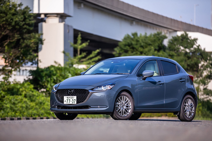 マツダは2019年7月18日にコンパクトカー「デミオ」の車名を「マツダ2」に変更するとともに、一部改良を実施。今回は、2020年4月23日に登場した特別仕様車「White Comfort(ホワイトコンフォート)」のステアリングを握った。
