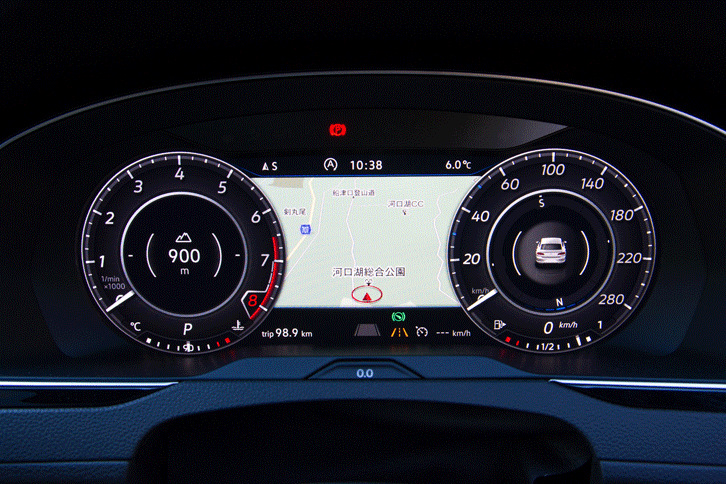 上級グレード「アドバンス」に装備されるフルデジタルメーターの「アクティブインフォディスプレイ」。走行データや運転支援システムの作動状況など、さまざまな情報の表示が可能で、特にナビ画面については、これまでのフォルクスワーゲン車ではできなかった、地図の拡大、縮小が可能となった。