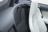 シートの背面は手荷物の収納スペースに。きちんとフックが用意されている。