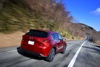 今回は高速道路を中心に300kmほどの道のりを試乗。燃費は満タン法で8.8km/リッター、車載の燃費計で8.4km/リッターを記録した。